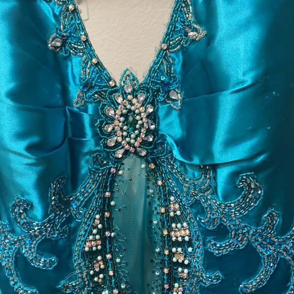 Beautiful gown, only worn once - Picture 4 of 5